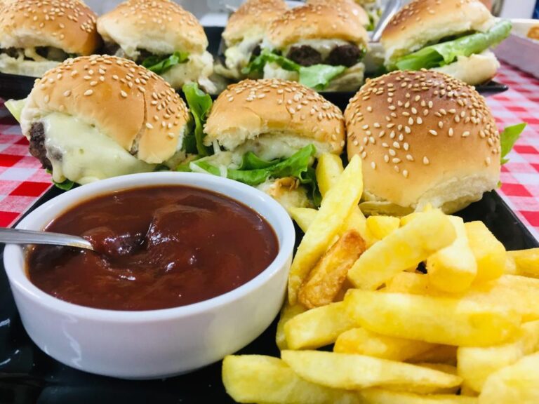 Mini Hambúrgueres e Batatas Fritas